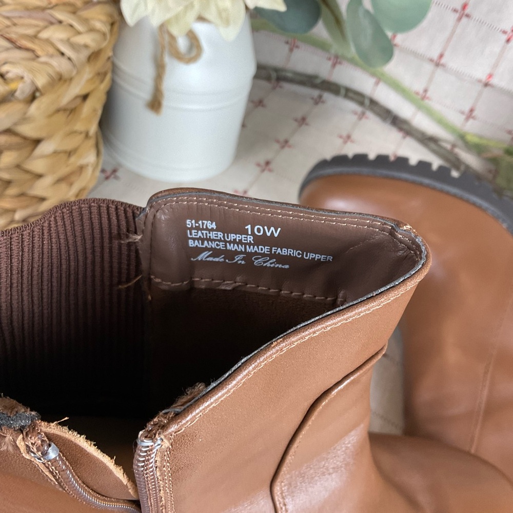 Bella Vita “Connery” Chelsea Boot Lug Sole Leather Ankle Boots Sz 10 Wide Comfy - Picture 7 of 7